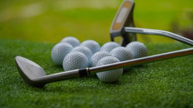 Golf sopası ve top çimen konseptinde. Golf sahasında golf sopalarıyla. Sabah, güzel güneş ışığıyla..                                