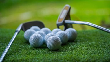 Golf sopası ve top çimen konseptinde. Golf sahasında golf sopalarıyla. Sabah, güzel güneş ışığıyla..                                