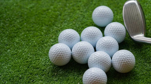 Golfklubb Och Boll Gräs Koncept Golfbollar Golfbanan Med Golfklubbor Morgonen — Stockfoto