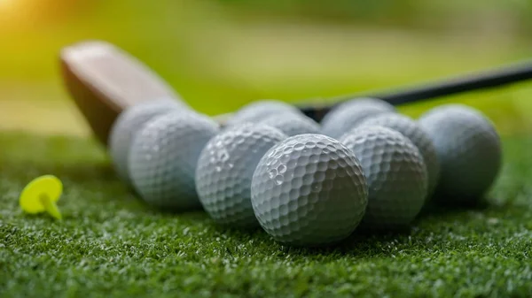 Golf Klub Labda Koncepció Golflabdák Golfpályán Golfütőkkel Reggel Gyönyörű Napsütésben — Stock Fotó