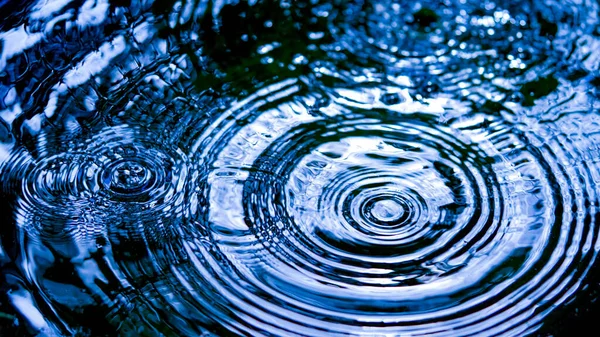 Regentropfen Fallen Auf Die Glatte Wasseroberfläche Wassertröpfchen Beeinflussen Die Oberfläche — Stockfoto