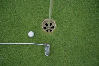 Golf topu ve golf sopası akşam golf sahasında. Tayland 'da güneş ışığı var..