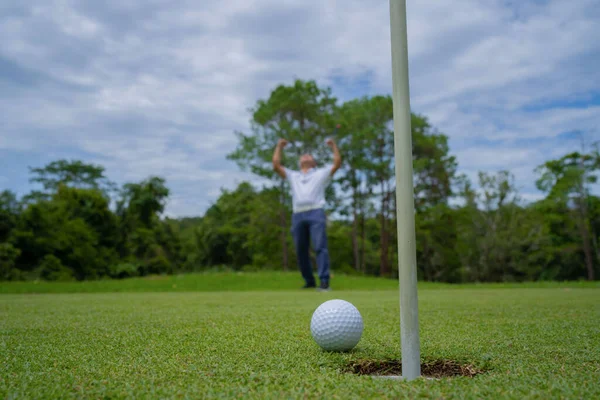 Golfeur Mettant Balle Sur Golf Vert Éclat Lentille Sur Coucher — Photo