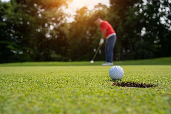 Golfer Putting Ball Green Golf Lens Flare Sun Set Evening — Stock Fotó
