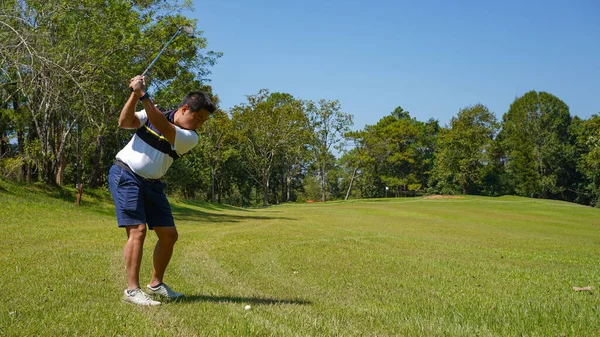 Golfista Hraje Golf Večerním Golfovém Hřišti Při Západu Slunce Večerní — Stock fotografie