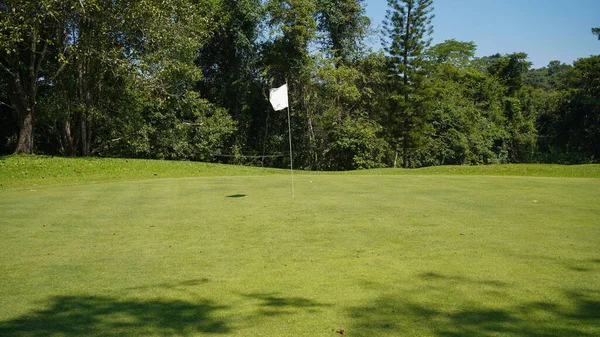 Schöner Golfplatz Einem Sonnigen Tag Hintergrund Abendgolfplatz Hat Sonnenlicht Golfplatz — Stockfoto