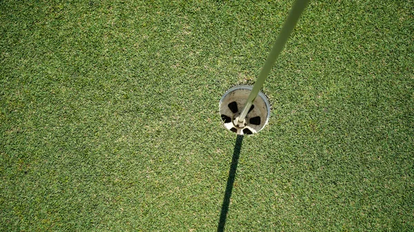高尔夫球场将绿色的旗子插在洞口的俯瞰图 — 图库照片