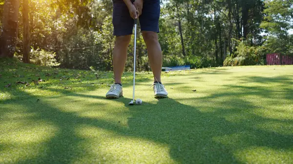 Golfer Βάζοντας Μπάλα Στο Πράσινο Γκολφ Φακό Φωτοβολίδα Στο Ηλιοβασίλεμα — Φωτογραφία Αρχείου