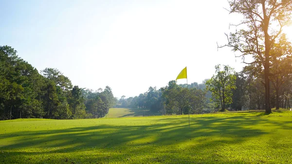 晴れた日に美しいゴルフコース 背景の夜のゴルフコースには太陽の光が輝いている 田舎のゴルフ場 — ストック写真