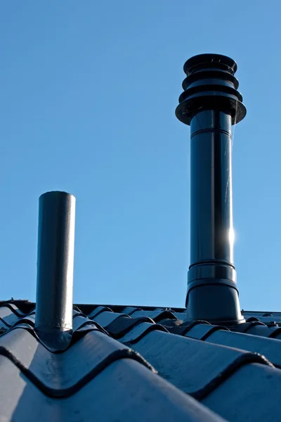 Tetto con tubo di ventilazione e terminale di scarico — Foto Stock