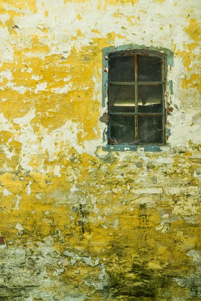 Pared amarilla con ventana — Foto de Stock