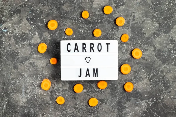 Die Beschriftung Karottenmarmelade Auf Einer Weißen Tafel Umgeben Von Runden — Stockfoto