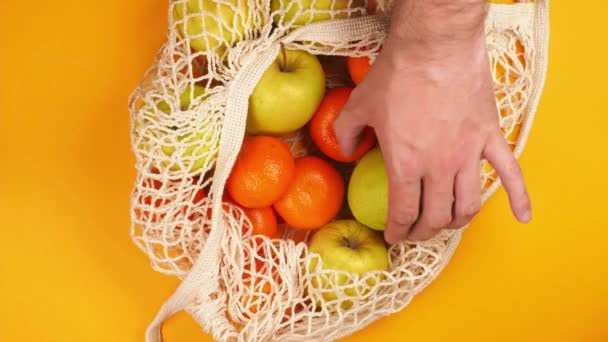 Mão Masculina Pega Tangerinas Laranja Suculentas Maduras Maçãs Verdes Saco — Vídeo de Stock