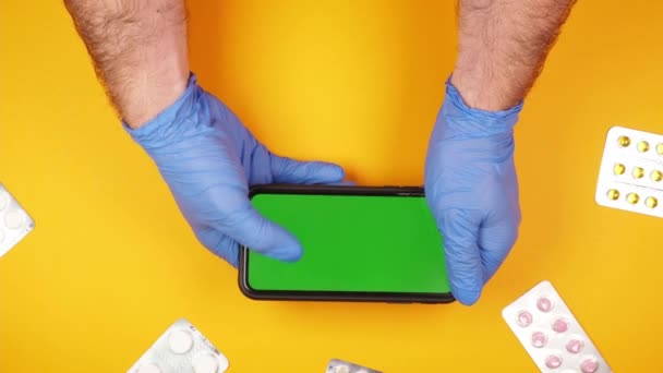 Mannelijke Handen Blauwe Beschermende Rubberen Handschoenen Houden Een Smartphone Met — Stockvideo