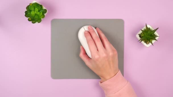 Uma Mão Feminina Controla Mouse Computador Branco Cliques Botões Pergaminhos — Vídeo de Stock