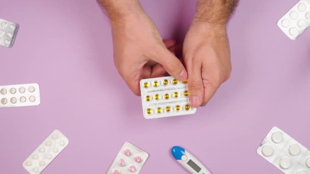 Αρσενικά Χέρια Κρατούν Μια Κυψέλη Στρογγυλά Κίτρινα Χάπια Ροζ Φόντο — Αρχείο Βίντεο