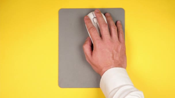 Uma Mão Masculina Controla Mouse Computador Branco Cliques Botões Pergaminhos — Vídeo de Stock