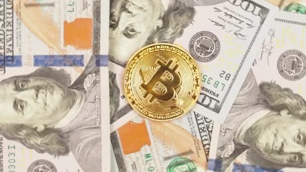 Gold Bitcoin Münze Auf Dem Hintergrund Vieler Dollars Dreht Sich — Stockvideo