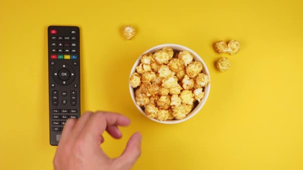 Mężczyzna Ręce Podnieść Chrupiący Karmel Popcorn Biały Płyta Żółty Tło — Wideo stockowe