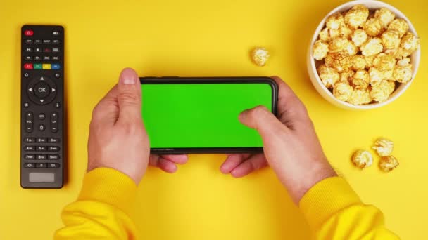 Αρσενικά Χέρια Κρατούν Ένα Smartphone Ένα Πράσινο Chroma Βασικό Mockup — Αρχείο Βίντεο