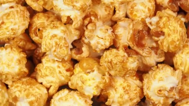 Potravinové Zázemí Křupavého Popcornu Karamelem Točícím Ose — Stock video