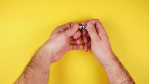 明るい黄色の背景にテープを測定する男性の手の措置 — ストック動画