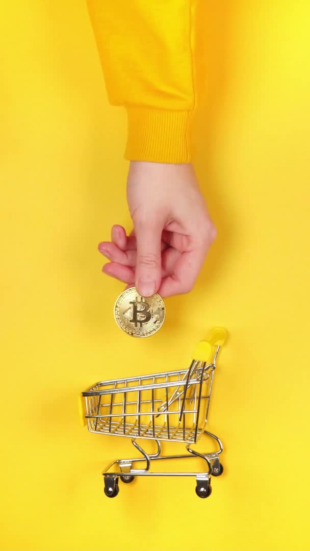 Vertical Video Female Hand Putting Golden Shiny Bitcoin Mini Grocery — Vídeo de Stock