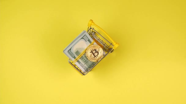 Veel Van Honderd Dollar Biljetten Een Gouden Bitcoin Een Mini — Stockvideo