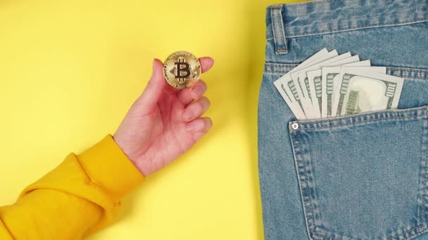 Een Vrouwelijke Hand Houdt Een Gouden Glanzende Bitcoin Een Achtergrond — Stockvideo