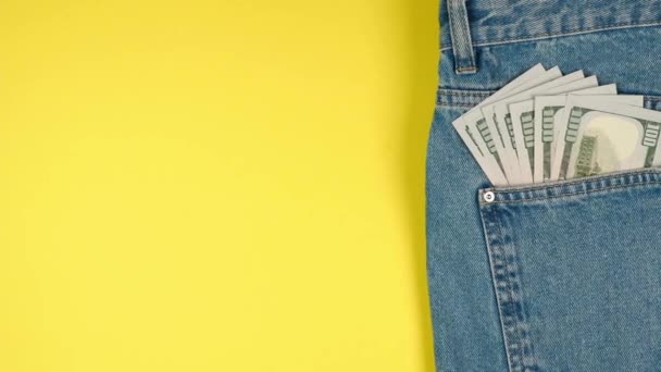 Monte Dólares Bolso Jeans Espaço Cópia Fundo Amarelo Brilhante Para — Vídeo de Stock