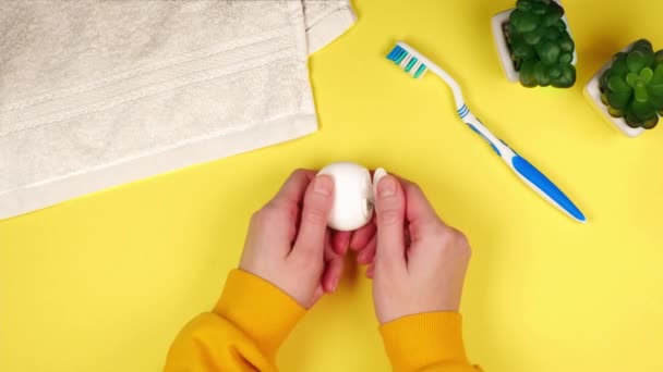 Ruce Mladé Ženy Otevřít Krabici Zubní Nití Žlutém Pozadí Zubním — Stock video