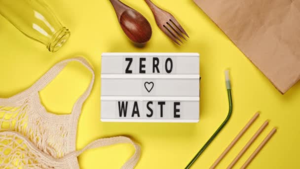 Wit Bord Met Zero Waste Belettering Gele Achtergrond Met Boodschappentas — Stockvideo