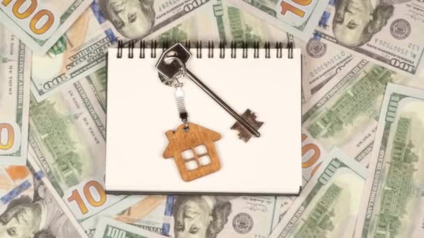 Stříbrný Klíč Dřevěnou Klíčenkou Podobě Domu Nových Nemovitostí Leží Bílém — Stock video