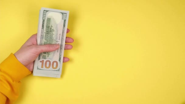 Hand Van Een Jonge Vrouw Heeft Veel Dollarbiljetten Een Felgele — Stockvideo