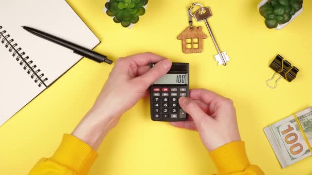 Las Manos Una Joven Mujer Exitosa Sostienen Una Calculadora Para — Vídeos de Stock