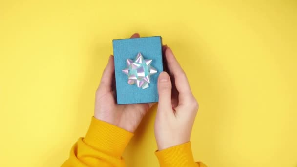 Χέρια Μιας Νεαρής Γυναίκας Ανοίγουν Ένα Μπλε Κουτί Δώρου Κλειδιά — Αρχείο Βίντεο
