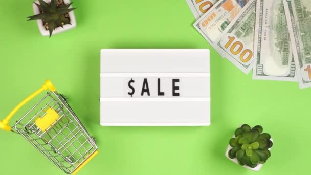 Напис Продається Білій Дошці Зеленому Тлі Кімнатними Рослинами Доларами Іграшковим — стокове відео