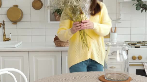 Una Giovane Ragazza Maglione Maglia Gialla Entra Cucina Mette Mazzo — Video Stock