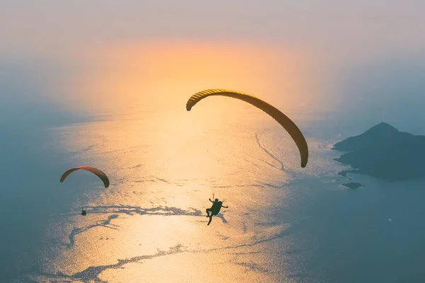 Parapente Céu Pôr Sol Parapente Voando Sobre Praia Oludeniz Fethiye — Fotografia de Stock