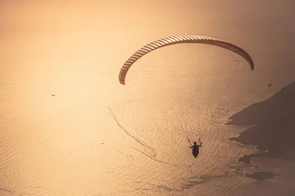 Paraglider Vliegt Oludeniz Bij Zonsondergang Fethiye Mugla — Stockfoto