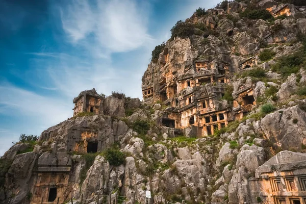 Myra Ancient City 'de taş kesimi mezarlar. Antalyas Demre İlçesi 'nde yer alan Antik Myra kenti, Lycia uygarlıklarının en özel yerleşimlerinden biridir..