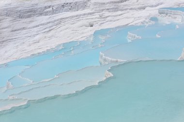 Pamukkale, Denizli 'den doğal travertin havuz ve terasları. Pamuk kale, kapat manzarayı..