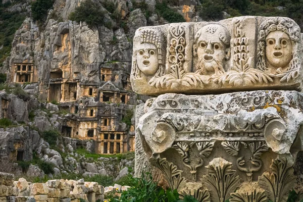 Steinerne Theatergesichter Und Masken Der Antiken Stadt Myra Lykische Felsengräber lizenzfreie Stockbilder