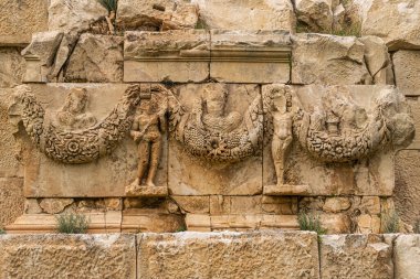 Myra Antik Şehir. Çiçekli süsler ve yüzlerle korunmuş levrekler. Demre, Antalya, Türkiye