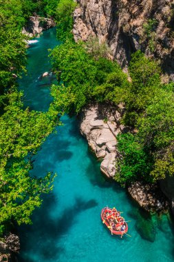 Antalya, Türkiye - 25 Ağustos 2020: Manavgat 'taki Koprulu Kanyon Ulusal Parkı' ndan güzel nehir manzarası, Rafting turizmi. Koprucay Nehri.
