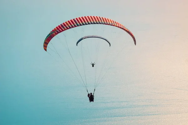 滑翔机飞越Oludeniz海滩 Fethiye Mugla 土耳其D 重新定位的概念和背景 — 图库照片