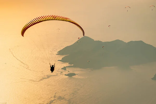 Paraglider Vliegen Oludeniz Zee Bij Zonsondergang Vakantie Zomer Achtergrond — Stockfoto