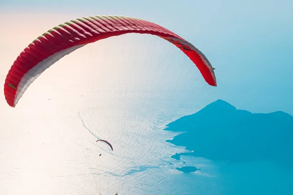 Rode Open Parachute Blauwe Lucht Oludeniz Mugla Zomer Vakantie Achtergrond — Stockfoto