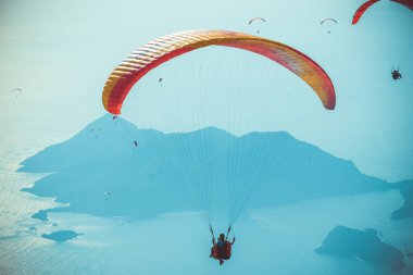 Mugla, Fethiye 'deki Oludeniz plajında paraglider uçuyor. Seyahat güzergahı. Yaz ve tatil konsepti.