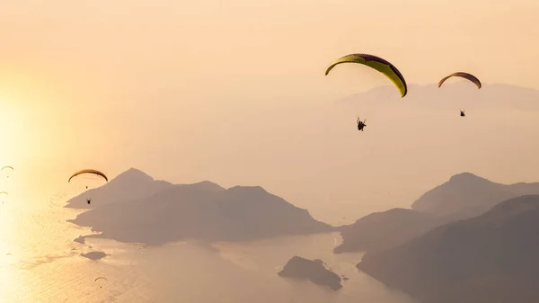 Paragliders Flying Oludeniz Beach Sunset Fethiye Mugla Summer Holiday Concept — Fotografia de Stock